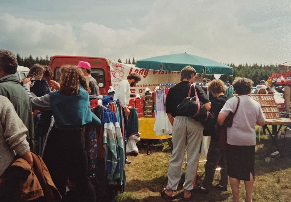 Verkaufsstand von Long Distance bei einem Event in den 90er Jahren