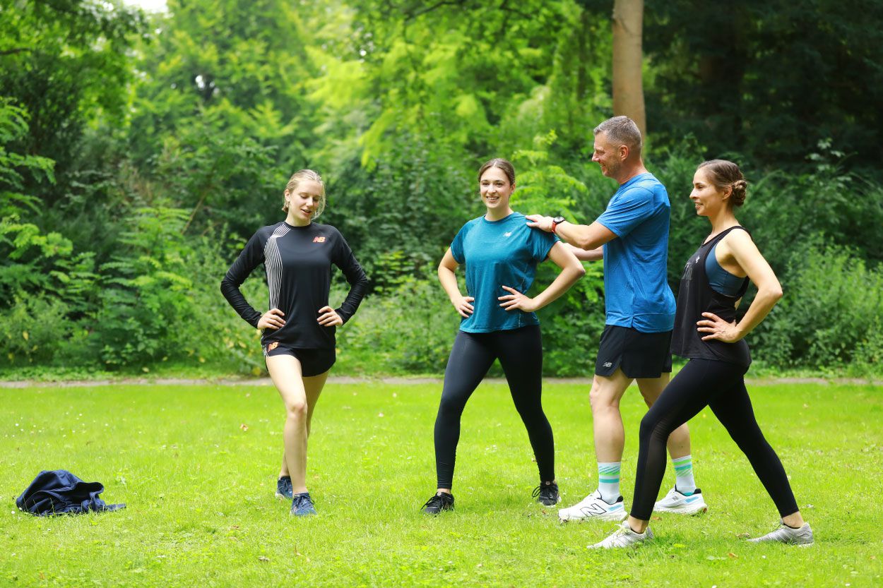 Dehnungsübungen beim Halbmarathon-Vorbereitunskurs des Long Distance Laufclubs in Berlin